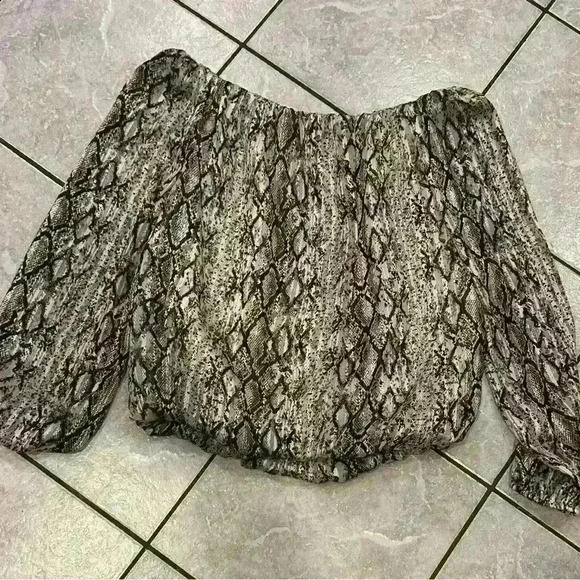 Do+Be Off the Shoulder Animal Print Sheer Sleeves Blouse Size Small - Picture 2 of 4